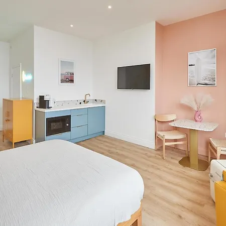 Host & - House Hotell
